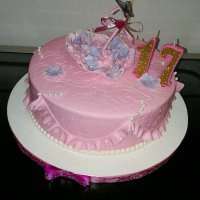 Рожевий тортик з парасолькою