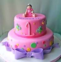 Дівчинка на торті