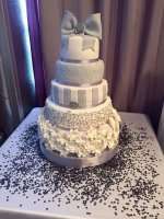 Сірий торт на весілля